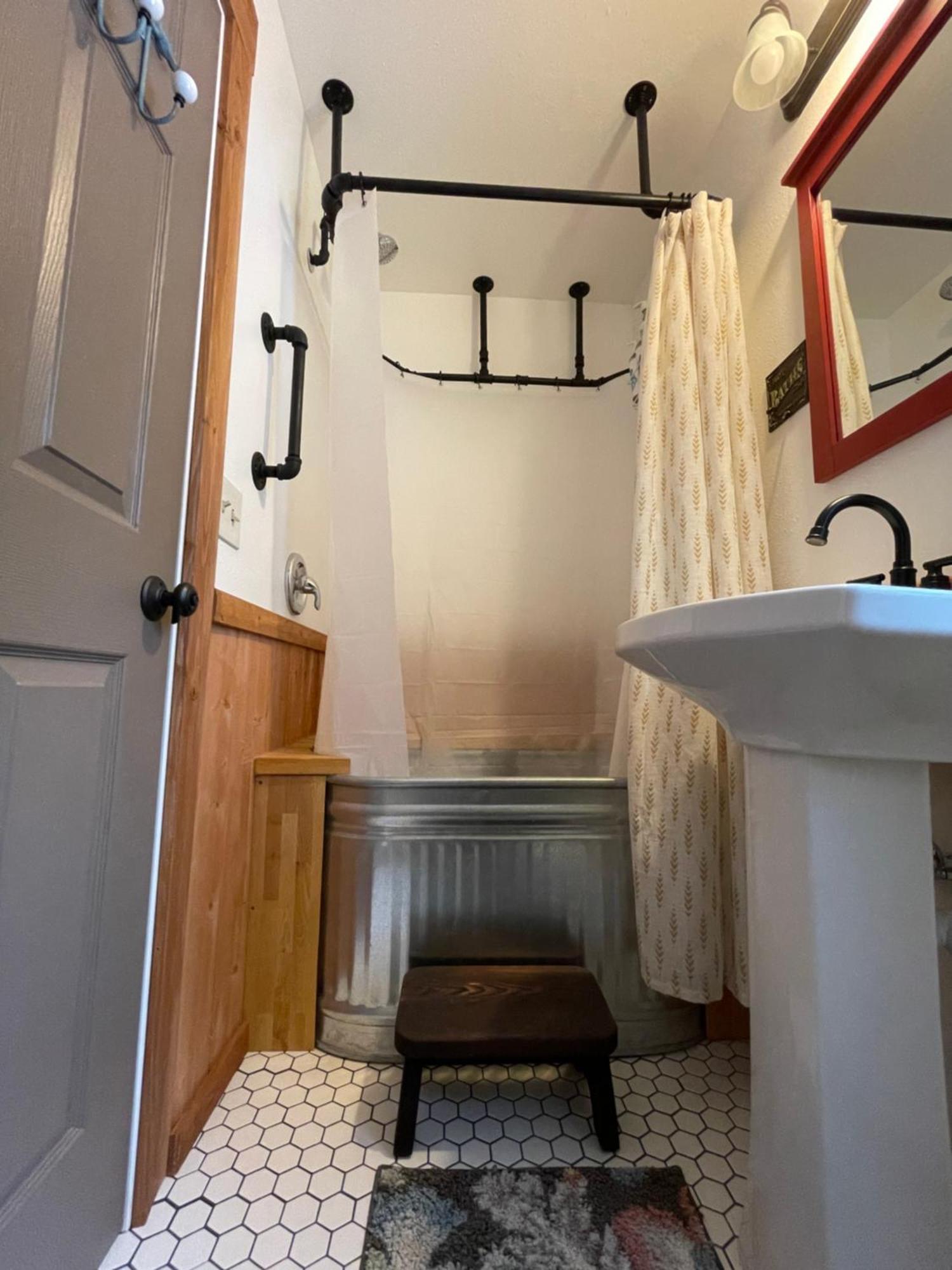 Kataluma Inn, Sandpoint, Idaho - Entire Cozy Cabin, Pet Friendly * Sandpoint